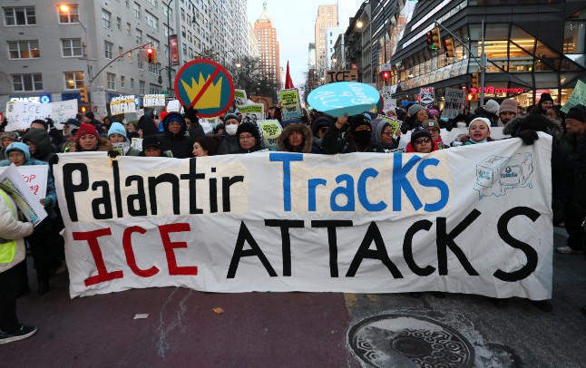 Des manifestations ont eu lieu pour dénoncer les contrats d'entreprises privées avec l'ICE. MICHAEL M. SANTIAGO / GETTY IMAGES VIA AFP