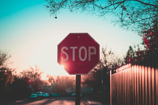 Le gouvernement a annoncé le report du scrutin sur la loi de simplification en raison du blocage persistant à l’Assemblée autour de la suppression controversée des zones à faibles émissions. @Photo de Anwaar Ali sur Unsplash