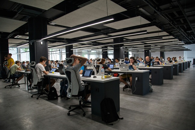 4 millions d’actifs, soit 13,2 % de l’ensemble des travailleurs, pourraient être concernés. @Photo de Alex Kotliarskyi sur Unsplash