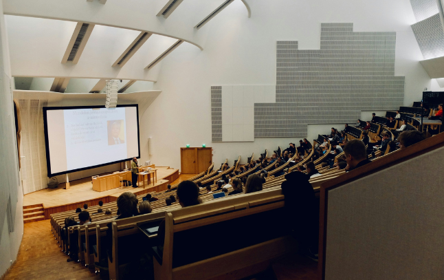 Universités et grandes écoles s'engagent dans une véritable course à l'IA générative. @Domlafou / Unsplash