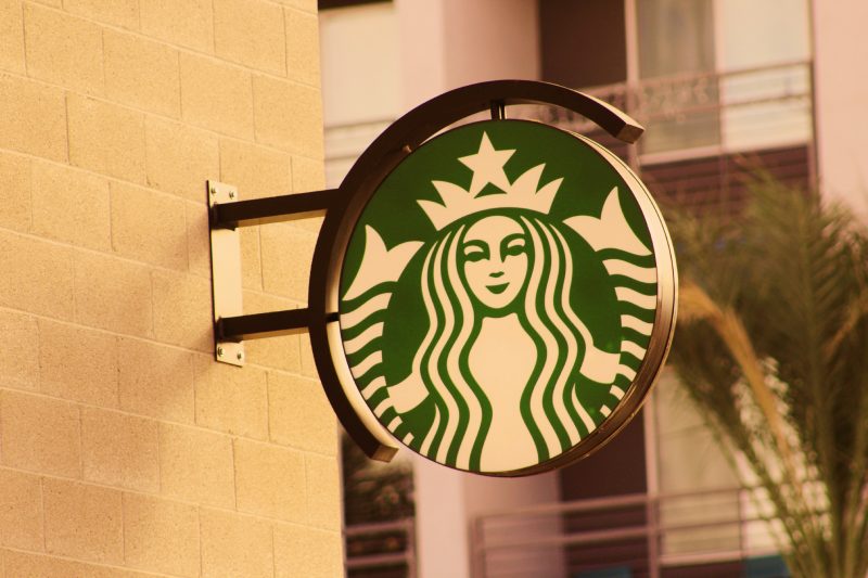 Starbucks revient sur ses engagements en matière de rémunération alignée sur les critères de développement durable  - Photo de Athar Khan sur Unsplash