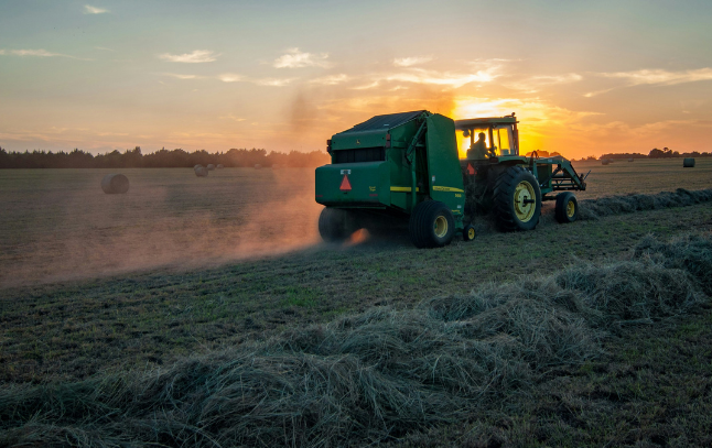 Il manque aujourd'hui 20 à 25 000 agriculteurs pour assurer la transmission des fermes françaises.@Jed Owen / Unsplash