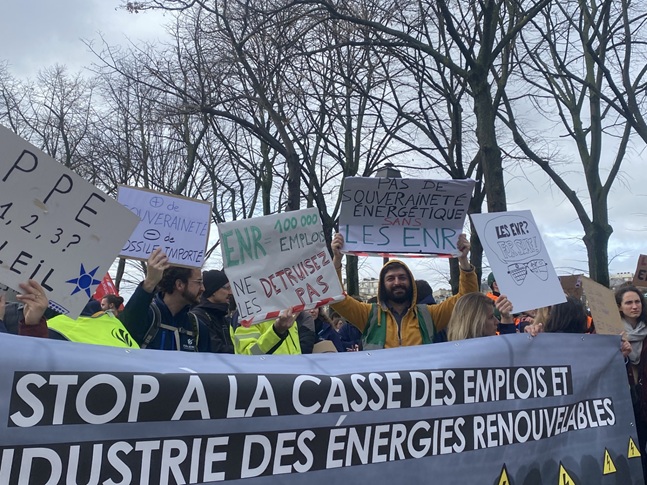 Plusieurs centaines de salariés des énergies renouvelables ont manifesté à Paris et à Montpellier ce 10 février, craignant pour leurs emplois. @CA