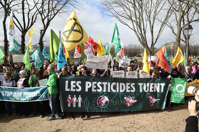 Des centaines de personnes ont manifesté près de l'Assemblée nationale à Paris contre la loi Duplomb, le 11 février 2026. Photo : Mohamad Salaheldin Abdelg Alsayed / Anadolu / Anadolu via AFP
