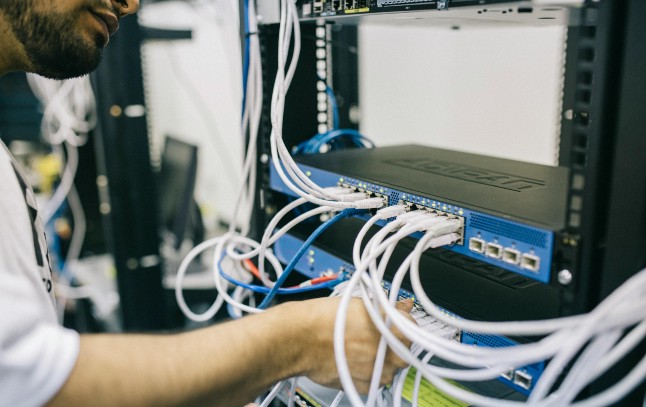 Le nombre de data centers en construction connaît une forte accélération pour répondre aux besoins de l'intelligence artificielle. @Field Engineer, Pexels