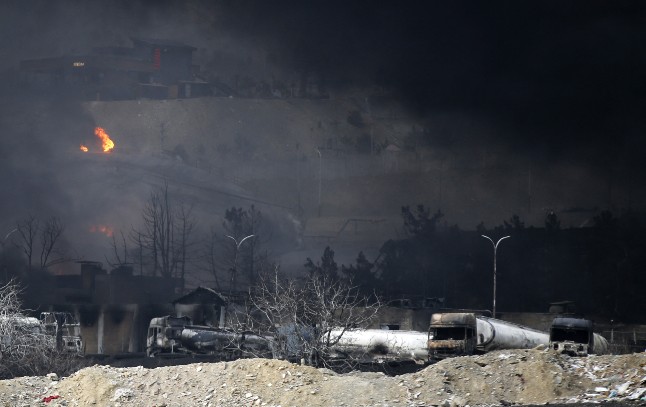 D'épaisses fumées noires s'élèvent après les incendies qui se sont déclarés suite aux frappes américano-israéliennes visant des installations de stockage de pétrole, notamment le dépôt de Shehran, à Téhéran, en Iran, le 8 mars 2026. Photo de Fatemeh Bahrami / Anadolu via AFP