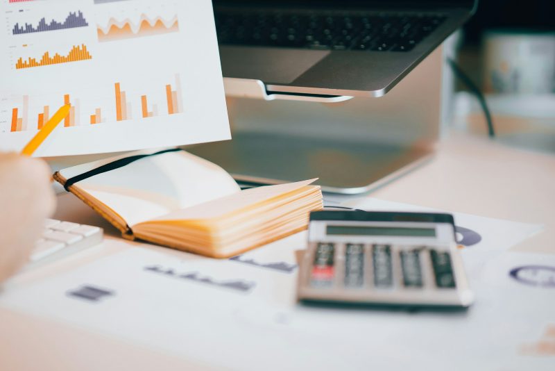 La majorité des entreprises exclues de la CSRD maintiennent leurs reportings extra-financiers - Photo de Jakub Żerdzicki sur Unsplash