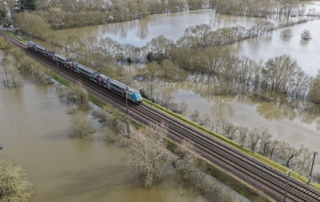 Fin février, l'ouest de la France a connu d'importantes inondations, affectant les voies ferrées par endroit. @DAMIEN MEYER / AFP