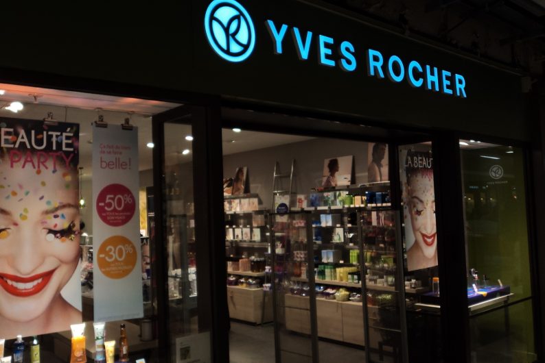 Yves Rocher condamné pour manquement à son devoir de vigilance - Crédit : Wikimedia Commons