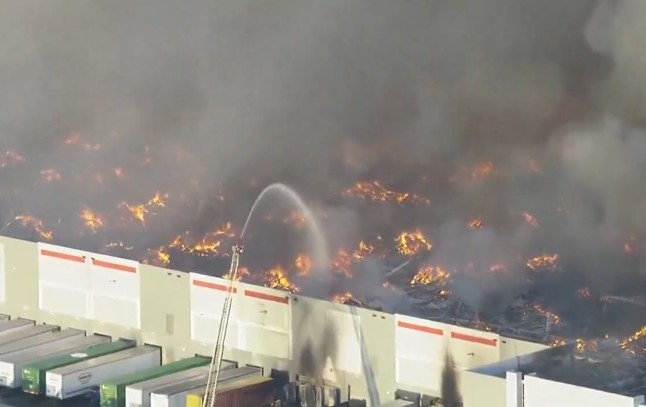 Le centre de distribution où étaient stockés des produits du groupe Kimberly-Clark en Californie a été incendié par un salarié. @capture d'écran
