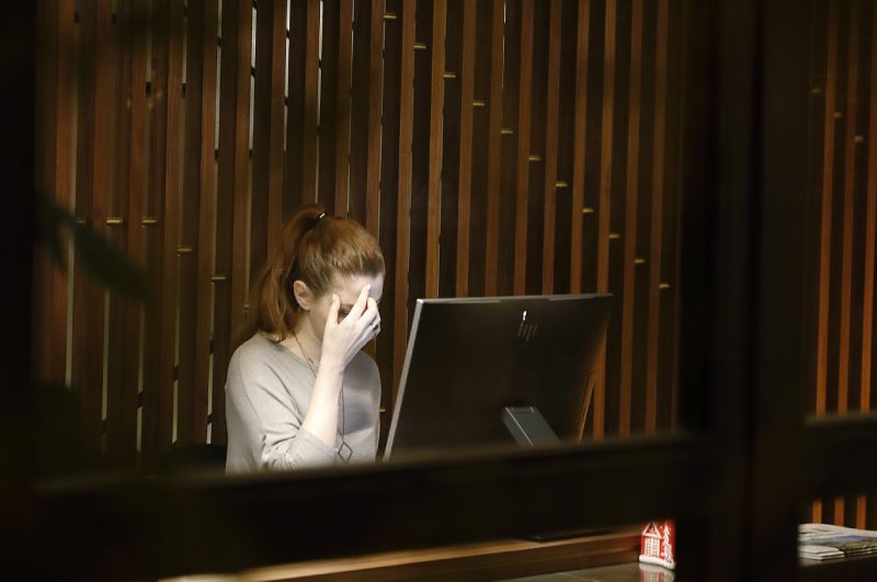 Plutôt que de simplifier le travail, l'IA l'intensifie et augmente le risque de fatigue mentale pour les travailleurs - Photo de Vasilis Caravitissur Unsplash