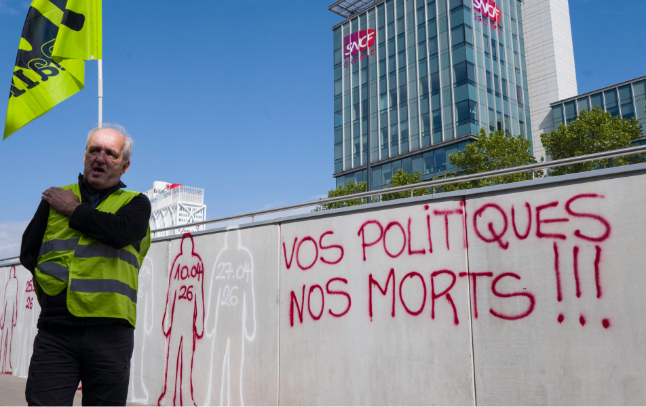 Le 28 avril, Sud-Rail a participé à un rassemblement devant le siège de la SNCF pour dénoncer les suicides en lien avec le travail @Photo par ERIC BRONCARD / HANS LUCAS / HANS LUCAS VIA AFP
