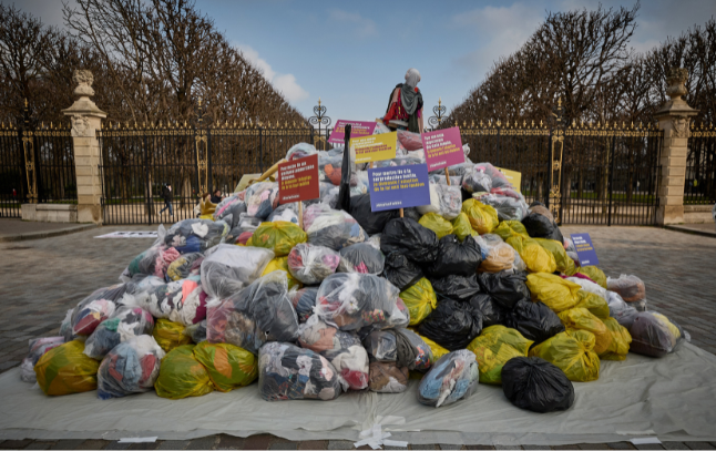 En mars 2025, la coalition Stop fast-fashion manifestait déjà pour demander l'adoption d'une loi pour réguler la mode rapide. @Photo par KIRAN RIDLEY / AFP 