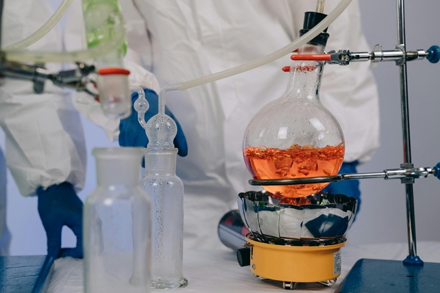 Les parlementaires européens ont adopté l'Omnibus VI concernant les produits toxiques dans les cosmétiques. @Mikhail Nilov Pexels