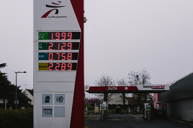 Les prix à la pompe ont explosé en raison du conflit au Moyen-Orient. @Photo de Hans Lucas via AFP