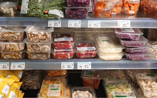La "fraîche découpe" conditionnée en barquette plastique fait partie des mauvaises pratiques de la grande distribution pointées par No Plastic In My Sea et Que Choisir Ensemble. @No Plastic In My Sea