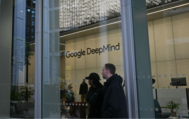 Les salariés de DeepMind, laboratoire d'intelligence artificielle de Google, réhaussent le rapport de force en se syndicalisant. @JUSTIN TALLIS / AFP