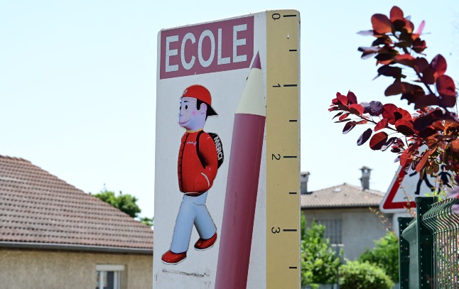 Le 22 juin 2026, en raison de la vague de chaleur et de l'alerte rouge, les écoles et les collèges sont fermés dans plus de 49 départements français. Au moins 845 établissements scolaires sont concernés. Romain Doucelin / Nurphoto via AFP